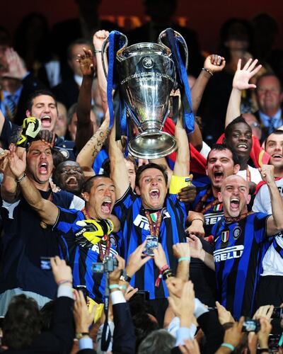 El capitán Nerazzurri”, Javier Zanetti levanta el trofeo de la Champions League, conquistada en la final de la edición 2009/2010 disputada en el estadio Santiago Bernabeú. (Foto: UEFA Champions League)