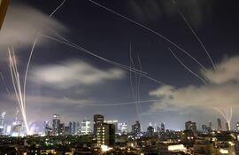 Vista del sistema de defensa israelí la Cúpula de Hierro interceptando misiles iraníes que caen sobre Tel Aviv, Israel.
