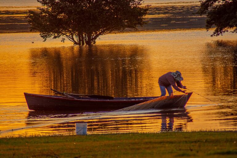 Pescadores aguardan el subsidio correspondiente por parte de la EBY y del Ministerio de Desarrollo Social. (Foto Archivo).