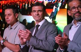 El presidente electo de Bolivia, Rodrigo Paz (c), participa junto al vicepresidente electo, Edman Lara (i) y el gobernador de Santa Cruz, Luis Fernando Camacho, en un encuentro con empresarios, en Santa Cruz (Bolivia).