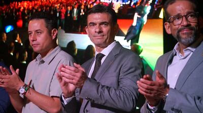 El presidente electo de Bolivia, Rodrigo Paz (c), participa junto al vicepresidente electo, Edman Lara (i) y el gobernador de Santa Cruz, Luis Fernando Camacho, en un encuentro con empresarios, en Santa Cruz (Bolivia). 