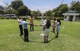 Entusiastas de la ciencia de Sri Lanka y personal municipal de Colombo participan en una observación del Día de Sombra Cero en el terreno municipal de Colombo, Sri Lanka, el 7 de abril de 2025.