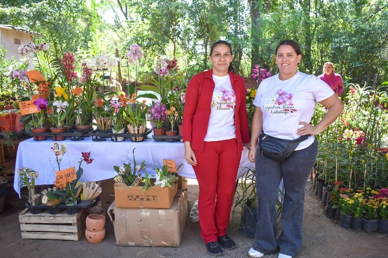Productores orgullosos exponen sus plantas y comparten con los visitantes la variedad y belleza de sus cultivos durante la Expoferia Yvoty Rape.