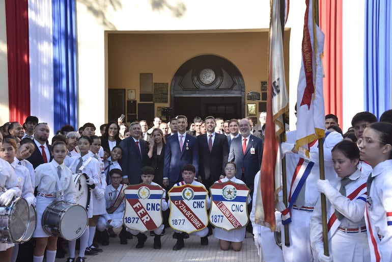 Estudiantes realizaron un cordón con la banda lisa, para recibir al presidente de la República, Santiago Peña, y otras autoridades en la reapertura de la institución.