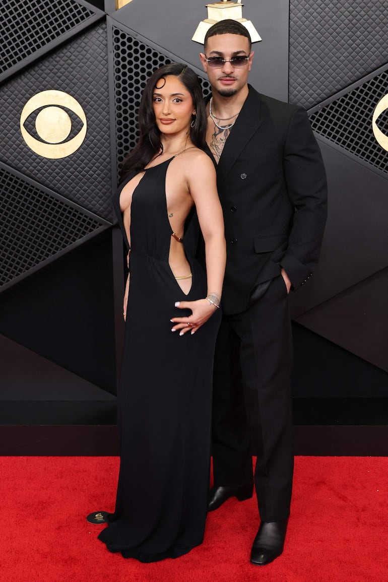 Ambos con un look "Total Black". Leah Kateb y Miguel Harichi attend también dijeron presente en la gran noche de los Premios Grammy 2026 en Los Angeles, California. (Amy Sussman/Getty Images/AFP)
