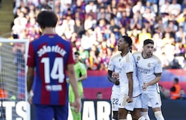 El delantero inglés del Real Madrid Jude Bellingham (2d) celebra su gol junto a sus compañeros durante el partido de LaLiga que enfrenta al FC Barcelona y al Real Madrid este sábado en el Estadio Olímpico Lluís Companys de Barcelona.