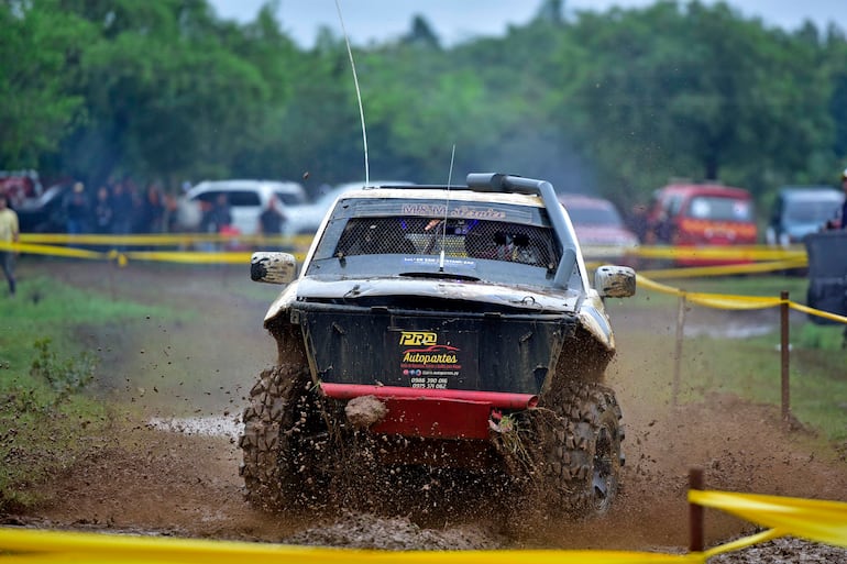 Competencia off-road en el Club Cateura 4x4 en Ybycuí.