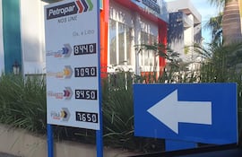 Cartel de precios de combustible de Petropar en Ciudad del Este.