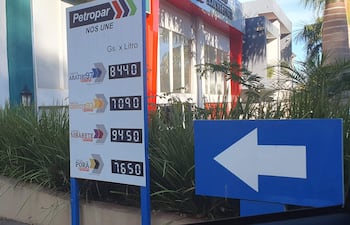 Cartel de precios de combustible de Petropar en Ciudad del Este.
