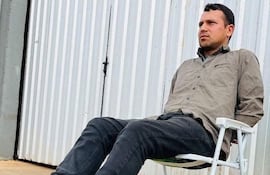 Albert Giménez Martínez, precandidato colorado, sentado en una silla frente a una pared metálica.