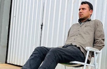 Albert Giménez Martínez, precandidato colorado, sentado en una silla frente a una pared metálica.