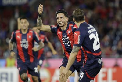 AMDEP4517. ASUNCIÓN (PARAGUAY), 01/04/2025.- Jonathan Torres (c) de Cerro celebra un gol este martes, en un partido de la fase de grupos de la Copa Libertadores entre Cerro Porteño y Bolívar en el estadio La Nueva Olla en Asunción (Paraguay). EFE/ Juan Pablo Pino
