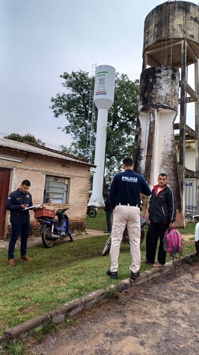Agentes policiales interviniendo en el Hospital Regional de Paraguarí, donde se confirmó el deceso de un capataz tras el ataque de presuntos abigeos en la estancia de la cual estaba encargado.