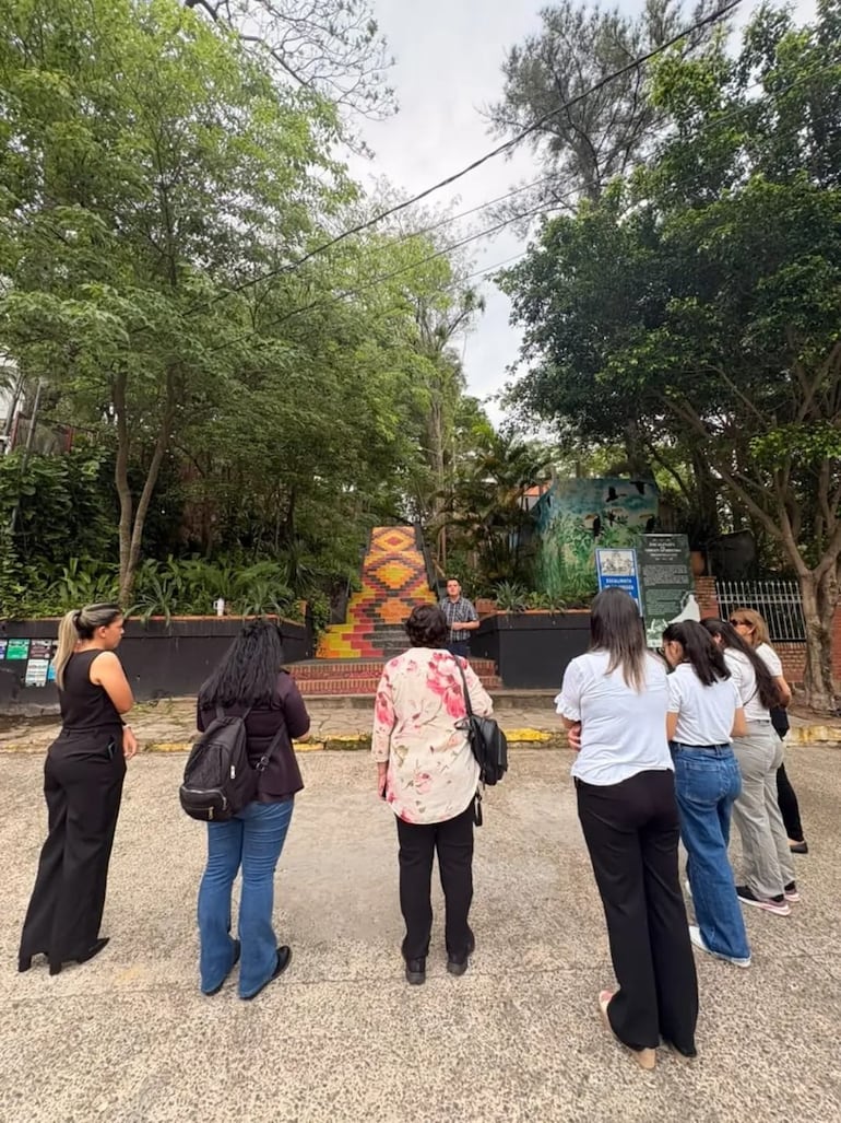 La escalinata de la Virgen Aparecida fue uno de los sitios más admirados por los turistas durante el recorrido por San Bernardino.