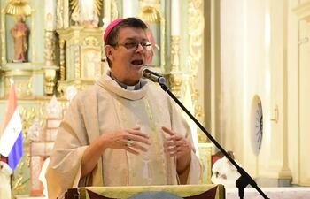 Monseñor Pierre Jubinville, obispo de San Pedro y presidente de la Conferencia Episcopal Paraguaya (CEP), precidió la misa del primer día del novenario en honor a la Virgen Nuestra Señora de la Asunción.