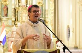 Monseñor Pierre Jubinville, obispo de San Pedro y presidente de la Conferencia Episcopal Paraguaya (CEP), precidió la misa del primer día del novenario en honor a la Virgen Nuestra Señora de la Asunción.