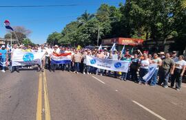 Docentes activos y jubilados bloquearon de forma intermitente la ruta PY01, a la altura de la capital de Misiones, en rechazo a la modificación de la Caja Fiscal que se analiza en Diputados.