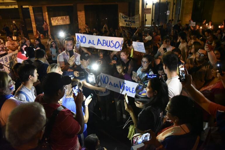 Manifestación exigiendo Justicia en reiterativos casos de asesinatos violentos de niños.