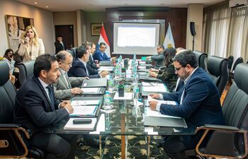Reunión del Consejo de Administración de Yacyretá con los nuevos consejeros paraguayos designados por el gobierno de Santiago Peña.