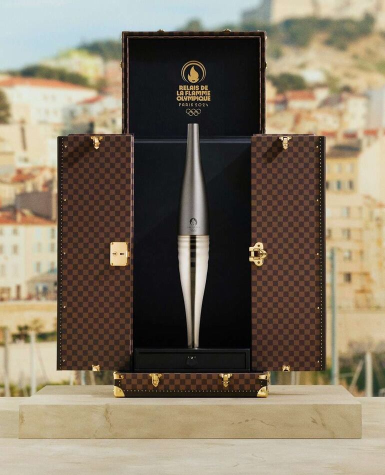 Louis Vuitton diseñó el baúl en el que se transportó la antorcha olímpica. Foto: X