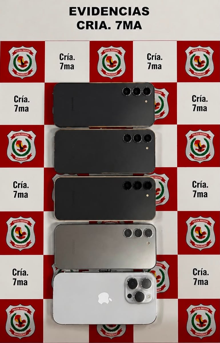 Teléfonos incautados en poder del sospechoso.