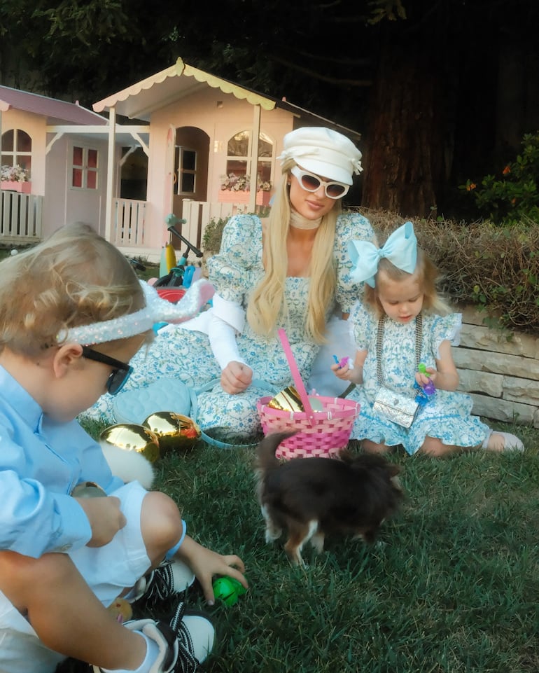 Paris Hilton con sus hijos London y Phoenix descansando en el jardín tras la búsqueda de los huevos de Pascua. (Instagram/Paris Hilton)