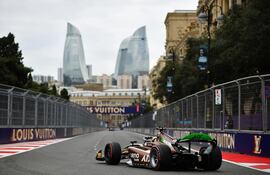 El piloto paraguayo Joshua Duerksen a bordo del monoplaza AIX Racing en la clasificación de la Fórmula 2 en el Circuito Callejero de Bakú, en Bakú, Azerbaiyán.