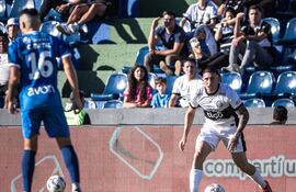 El argentino Facundo Zabala (d), futbolista de Olimpia, en el partido frente a Nacional por la primera fecha del torneo Clausura 2025 de la Primera División de Paraguay en el estadio Defensores del Chaco, en Asunción, Paraguay.