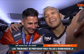 Guillermo Paiva (i) y Teo Gutiérrez en los festejos de Junior campeón.
