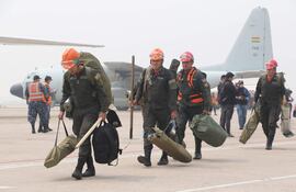 Bomberos forestales arriban al aeropuerto internacional de Viru Viru, en Santa Cruz (Bolivia).