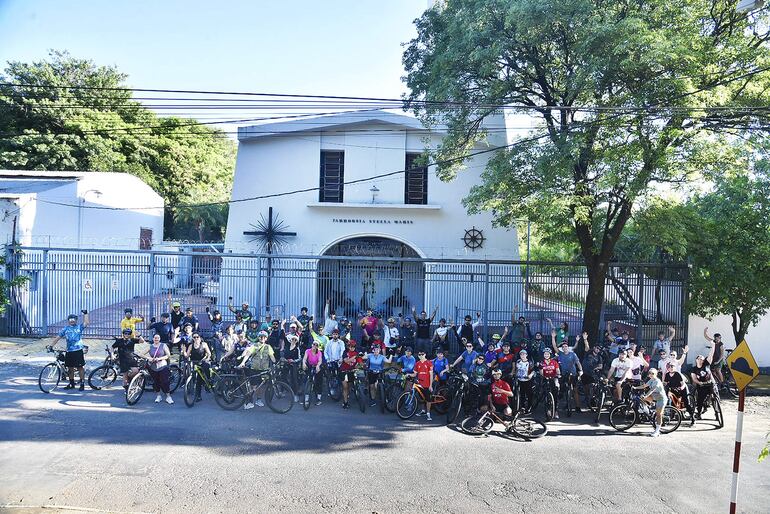 Recorrido en bicicleta de las Siete Iglesias. En la foto, los ciclistas frente a Stella Maris, de la Armada Nacional.