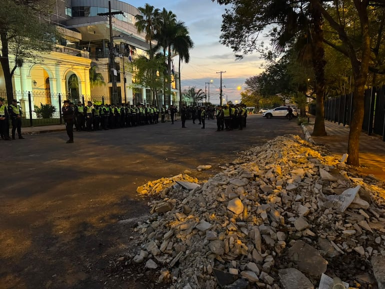 En la Plaza de Armas y frente al Parlamento Nacional, se encontraron cúmulos de escombros y restos de obras sin retirar