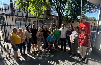 Familias del Asentamiento Oñondivepa se manifestaron frente a las oficinas de la Essap.