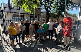 Familias del Asentamiento Oñondivepa se manifestaron frente a las oficinas de la Essap.