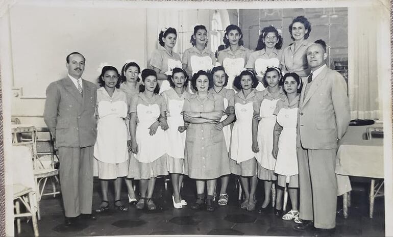 En los extremos, los hermanos Batista y Francisco Vertua; en el medio mismo Lina Vertua, en compañía de las mujeres que trabajaban en la Confitería.