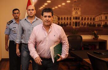 Pdte.
@Horacio_Cartes
designó a LORENZO LEZCANO como encargado de despacho del @minteriorpy y a LUIS ROJAS, Cmdte. Interino de la Policía
4:03 p. m. · 1 abr. 2017