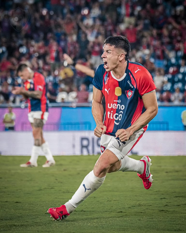 El defensor paraguayo nacido en Argentina, Matías Damián Pérez (27 años) celebra uno de sus tantos con la camiseta de Cerro Porteño.
