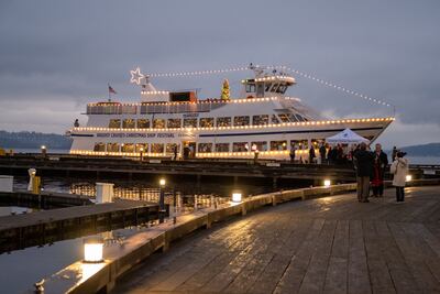 En Seattle, los barcos del puerto también se iluminan y resplandecen en vísperas de Navidad.