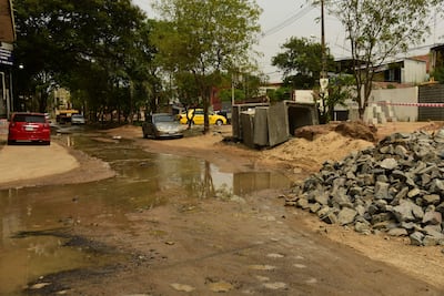 Por este espacio pasan conductores y peatones, entre agua que sale de la obra y materiales de construcción. De noche podría ser un peligro para quienes circulen.