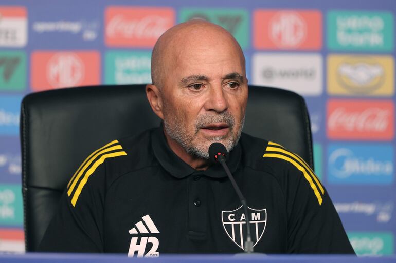El entrenador de Atlético Mineiro, Jorge Sampaoli, habla durante una rueda de prensa este viernes, en el estadio Defensores del Chaco en Asunción (Paraguay), precio a la final de la Copa Sudamericana ante Lanús de Argentina.