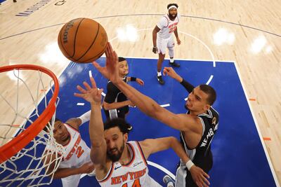 Victor Wembanyama, una de las figuras de los San Antonio Spurs, encesta frente a Landry Shamet, durante el cuarto partido de las Finales de la NBA.