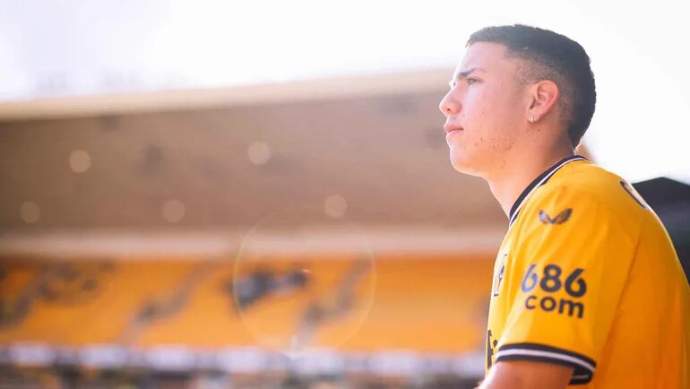 Enso González durante llegada, revisión médica y presentación como refuerzo de Wolverhampton.