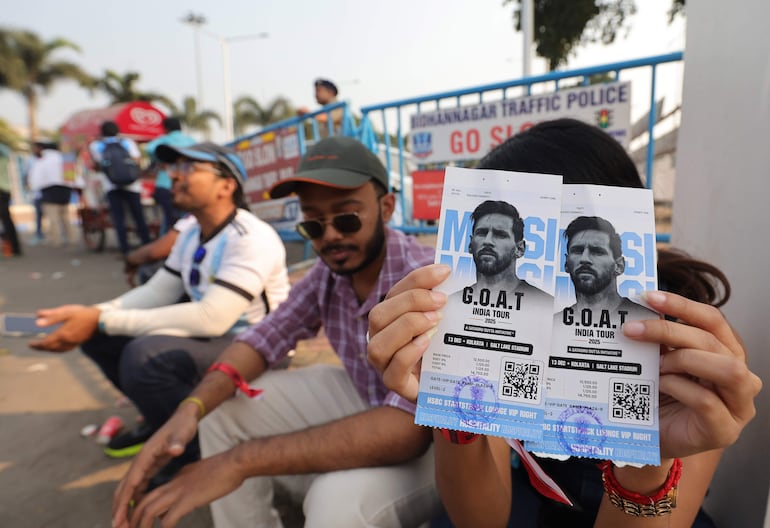 Algunos aficionados pagaron hasta 100 dólares por ver apenas unos minutos al astro argentino, lo que generó la indignación del público.