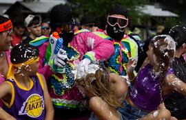 Un grupo de personas disfrazadas participan en el tradicional Festival de Las Máscaras de Hatillo este sábado, en Hatillo (Puerto Rico). Alrededor de 8.000 personas o "corredores" de 210 grupos ataviados con máscaras y trajes coloridos participaron en el tradicional Festival de Las Máscaras de Hatillo, una costumbre cuyo origen se remonta a las españolas Islas Canarias.
