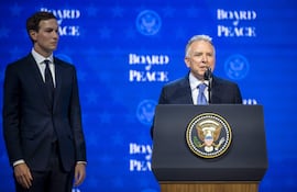 El enviado especial de Estados Unidos a Medio Oriente, Steve Witkoff junto Jared Kushner (i), asesor y yerno del presidente Donald Trump.