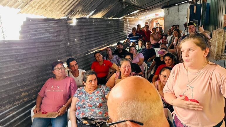 Permisionarios en la reunión con el director.