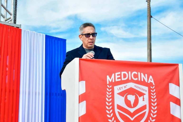 El rector de la Universidad Interamericana, Dr. Miguel Darío Cáceres, durante el anuncio oficial de la carrera de Medicina, en su Sede Central de Pedro Juan Caballero.