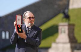 El actor británico Gary Oldman posa con su medalla tras ser nombrado Caballero Soltero (Caballero) durante una ceremonia de investidura en el Castillo de Windsor, al oeste de Londres, el 30 de septiembre de 2025.