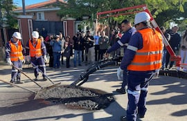 Luis Fernando Bernal, titular de la Essap, encabezó ayer la demostración de la como funciona la nueva maquinaria de bacheo. La demostración se realizó sobre la calle Dr. Migone, en el barrio Santo Domingo de Asunción.