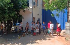 El grupo de nativos se instaló frente al depósito del Indi en Coronel Oviedo.